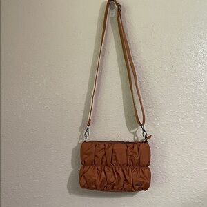 Lug nylon puffy crossbody purse